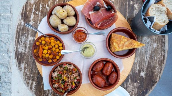 Discover & Taste Valencia on a bike tour - Imagen 3